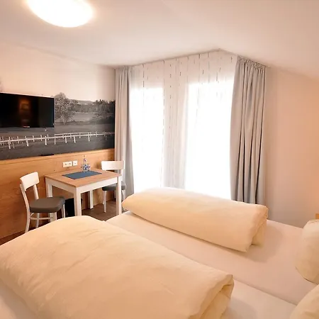 Gaestehaus Zur Krone אורחן